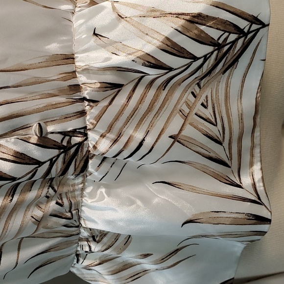 White house black market lovely woman's blouse,‎ long bell sleeves. Size small. - Picture 4 of 9